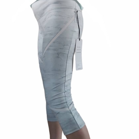 ALO Yoga whisper Capri legging . - Picture 12 of 16